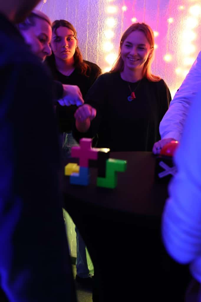 Teams spielen gemeinsam bei der BashBusters Gameshow