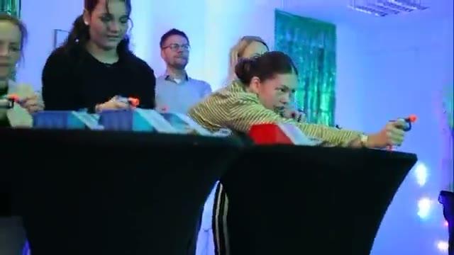 Gäste spielen bei einer BashBusters Live-Gameshow